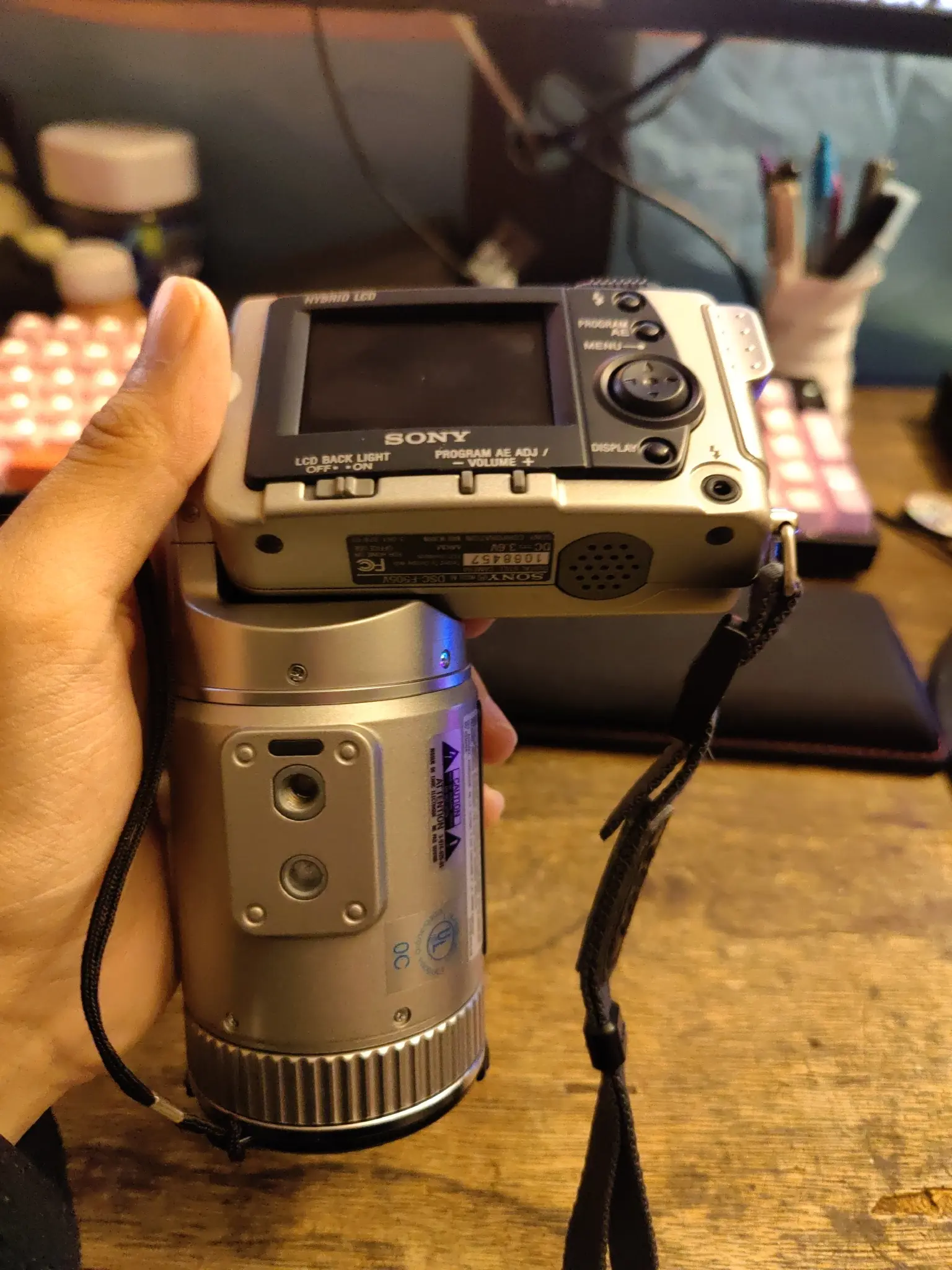 sony DSC-F505V, lens angled down